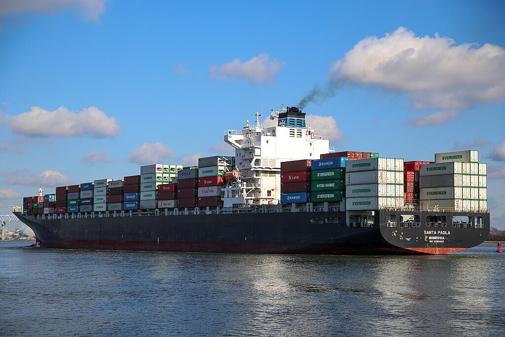 A_cargo_ship_on_the_Cooper_(22276921386)