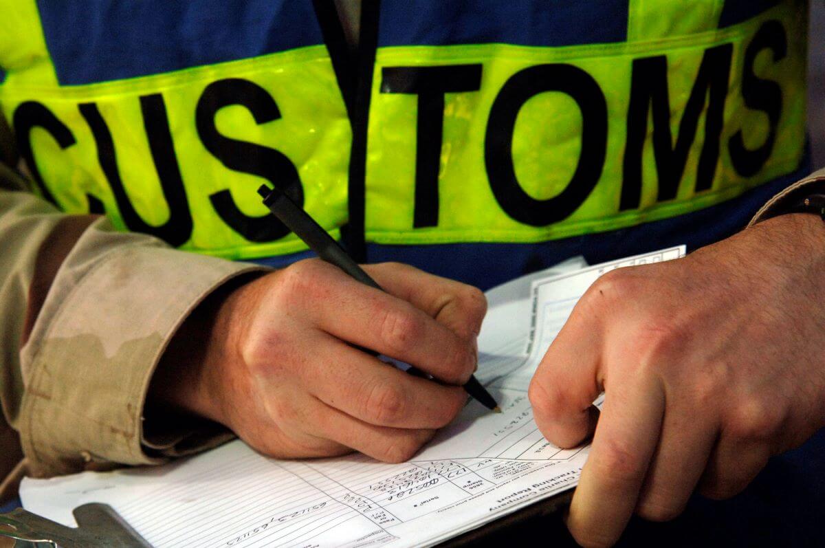 US_Navy_061209-N-8148A-067_A_customs_border_clearance_agent_assigned_to_Navy_Customs_Battalion_Romeo_keeps_record_of_each_inspection