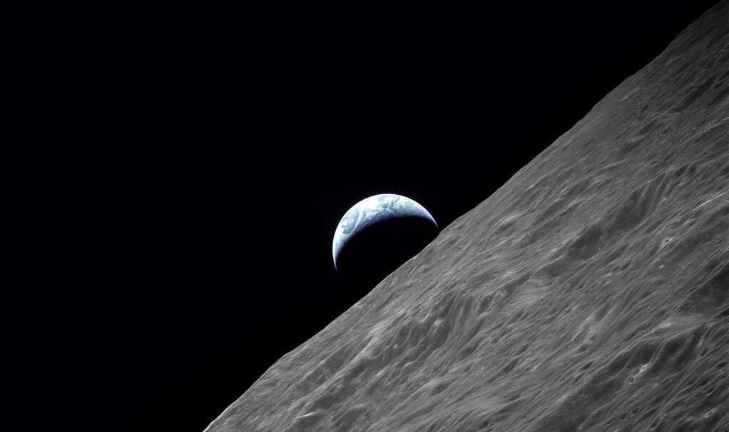 apollo-17-earthrise-over-moon-3c959c