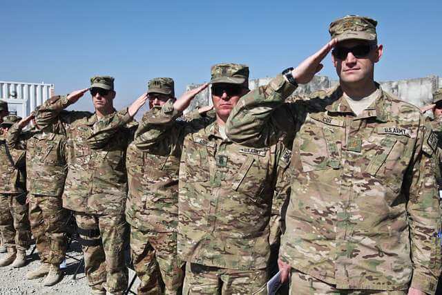 us-soldiers-salute-to-the-american-flag-in-forward-4880a9
