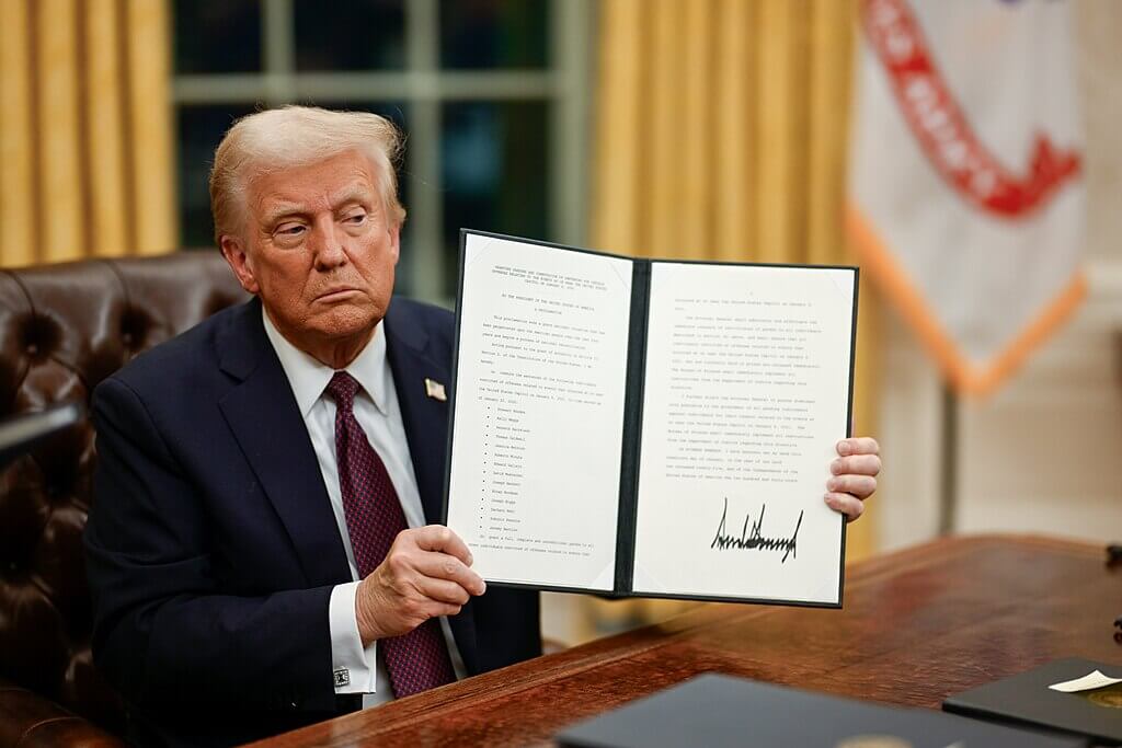 President_Donald_Trump_signing