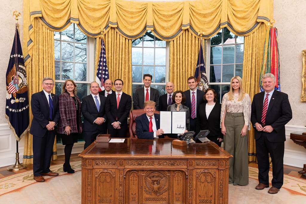 president-trump-signs-the-executive-order-on-maintaining-american-leadership-7bf701-1024
